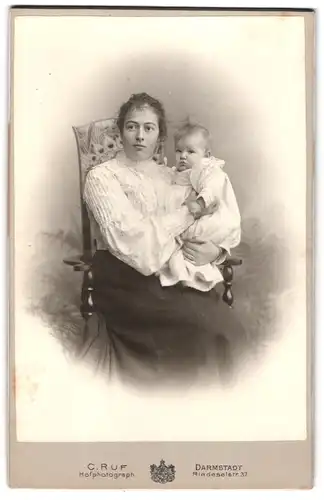 Fotografie C. Ruf, Darmstadt, Riedeselstrasse 37, Portrait bürgerliche Dame mit Kleinkind auf dem Arm