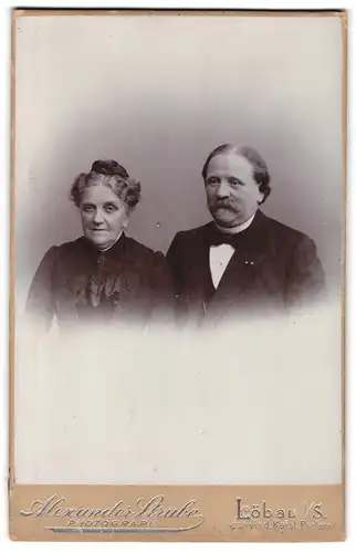 Fotografie Alexander Strube, Löbau i /S, Portrait älteres Paar in eleganter Kleidung