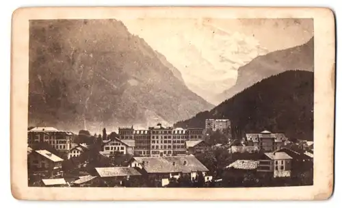 Fotografie unbekannter Fotograf, Ansicht Interlaken, Blick auf die Stadt mit Hotel