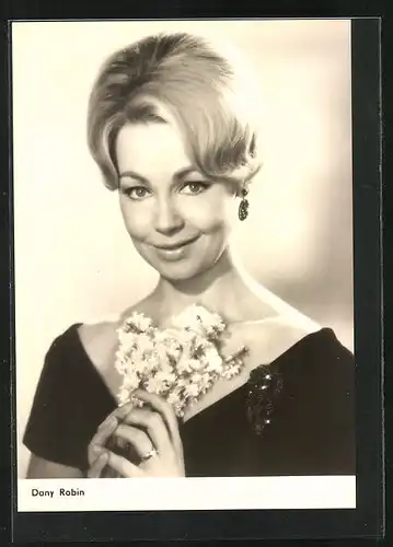 AK Schauspielerin Dany Robin mit Blumenstrauss