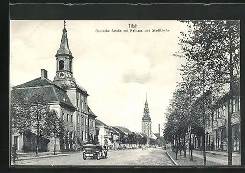 AK Tilsit, Deutsche Strasse mit Blick zum Rathaus und Stadtkirche