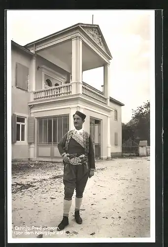 AK Cetinje / Cettigne, Mann in Tracht vor dem Königspalast
