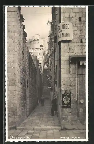 AK Dubrovnik, Blick in eine kleine Gasse gegen die Festung