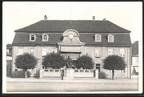 Fotografie Alfred Ewald, Ansicht Stavenhagen, Fritz-Reuter-Denkmal am Rathaus