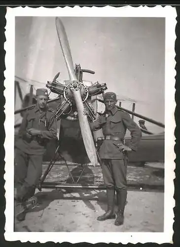 Fotografie Luftstreitkräfte Tschechien posieren am Flugzeug mit Sternmotor