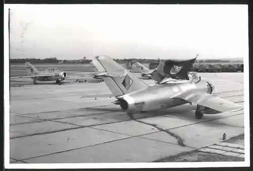 Fotografie DDR-Luftwaffe, Flugzeug MIG-17 mit FDJ-Fahne im Fliegerhorst