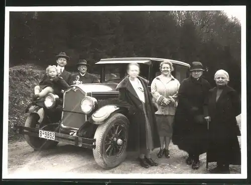 Fotografie Auto Buick, Familie posiert an der Limousine, Kfz-Kennzeichen B-9882