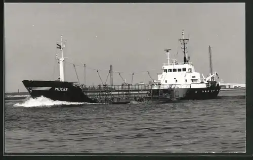 Fotografie Tankschiff Mucke voll beladen in Fahrt