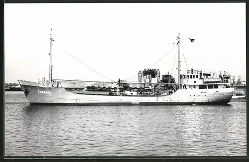 Fotografie Frachtschiff Energie in Fahrt vor Hafenanlagen