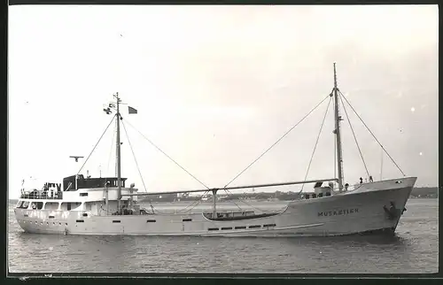 Fotografie Frachtschiff Musketier auf See