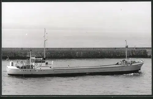 Fotografie Frachtschiff Adolph Flint in Fahrt neben Hafenmole