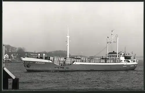 Fotografie Frachtschiff Elbdeich mit Holzladung am Hafen