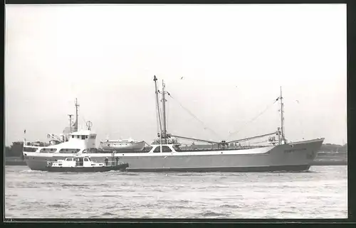 Fotografie Tankschiff Elbstrom mit Lotsenboot auf Steuerbord
