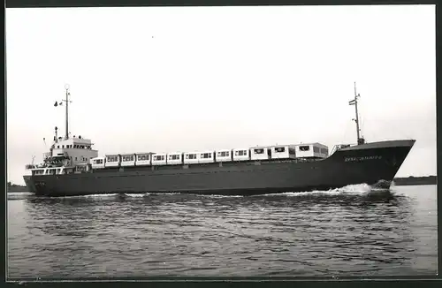 Fotografie Frachtschiff Dynacontainer II hat Wohnwagen geladen