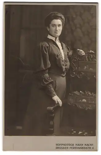 Fotografie Hahn Nachf., Dresden, Ferdinandstrasse 11, Portrait hübsche Dame in zeitgenössischer Kleidung