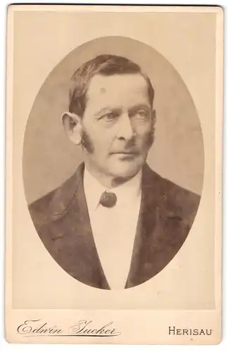 Fotografie Edwin Zucker, Herisau, Oberdorfstrasse 137, Brustportrait charmanter Herr im Anzug mit Backenbart