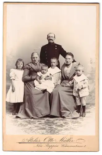 Fotografie Otto Müller, Neu-Ruppin, Wichmannstrasse 8, Portrait Soldat in Uniform mit seiner Familie