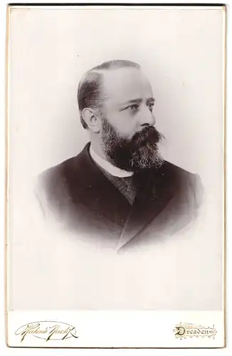 Fotografie Hahn`s Nachfl., Dresden, Ferdinandstrasse 11, Portrait älterer Herr im Anzug mit Backenbart
