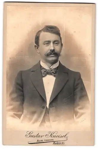 Fotografie Gustav Kneisel, Aue i /Erzgeb., Marktstrasse 95, Portrait elegant gekleideter Herr mit Moustache