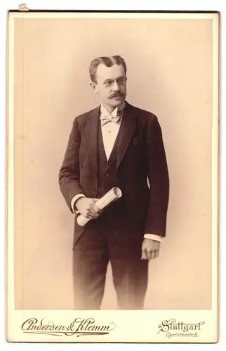 Fotografie Andersen & Klemm, Stuttgart, Charlottenstrasse 8, Portrait eleganter Herr mit Zwicker und Zwirbelbart