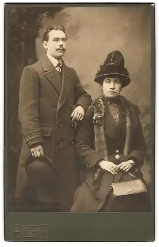 Fotografie A. Grosset, Verviers, Portrait junges Paar in winterlicher Kleidung
