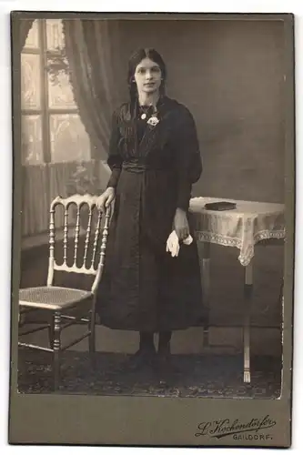 Fotografie L. Kochendörfer, Gaildorf, Portrait junge Dame im Kleid mit Handschuhen