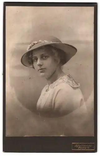 Fotografie Alfred Schwiebus, Leisnig i /S., Portrait hübsche junge Dame mit Hut