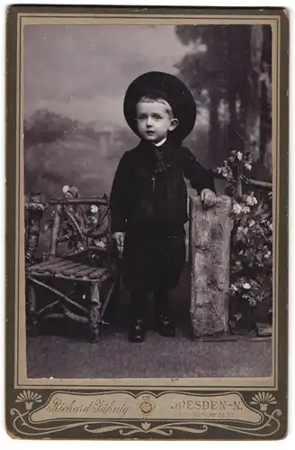 Fotografie Richard Jähnig, Dresden-N., Königsbrückerstrasse 71, Portrait kleiner Junge in hübscher Kleidung