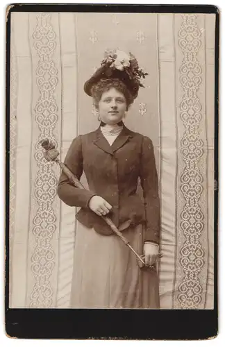 Fotografie unbekannter Fotograf und Ort, Portrait modisch gekleidete Dame mit Schirm