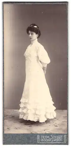 Fotografie Herm. Schulze, Bischofswerda, Portrait junge Dame im weissen Kleid