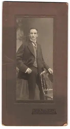 Fotografie Atelier Stern, Dresden-A, Waisenhausstrasse 32, Portrait junger Herr im Anzug mit Krawatte