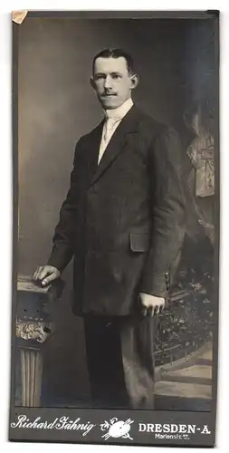 Fotografie Richard Jähnig, Dresden-A., Marienstrasse 12, Portrait junger Herr im Anzug mit Krawatte