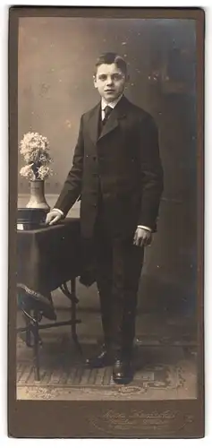 Fotografie Max Hentschel, Dresden-Löbtau, Reisewitzerstrsse 11, Portrait junger Mann im Anzug mit Krawatte