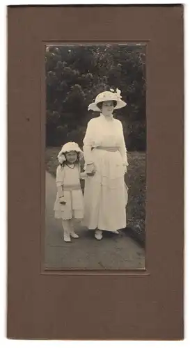 Fotografie unbekannter Fotograf und Ort, Portrait bürgerliche Dame mit kleinem Mädchen an der Hand