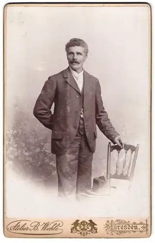 Fotografie B. Wehle, Dresden, Portrait bürgerlicher Herr mit Moustache