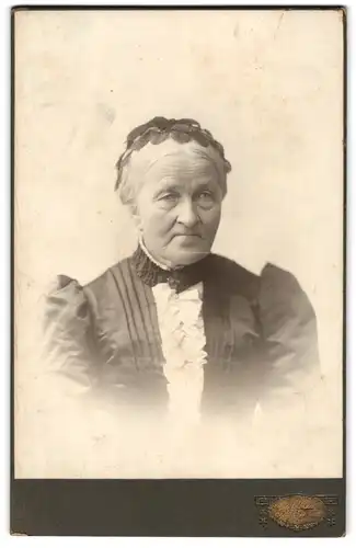 Fotografie E. Schuffert, Borna /Bez. Leipzig, Bahnhofstrasse 37, Portrait ältere Dame mit Haube und Kragenbrosche