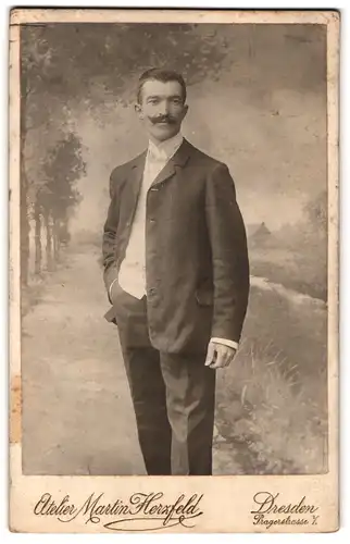 Fotografie Martin Herzfeld, Dresden, Pragerstrasse 7, Portrait eleganter Herr mit Moustache