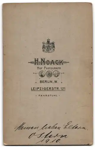 Fotografie H. Noack, Berlin-W., Leipzigerstrasse 121, Portrait junger Herr im Anzug mit verschränkten Armen