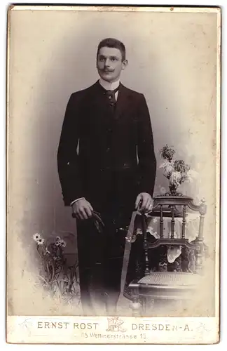 Fotografie Ernst Rost, Dresden, Wettinerstrasse 15, Portrait junger Herr im Anzug mit Krawatte