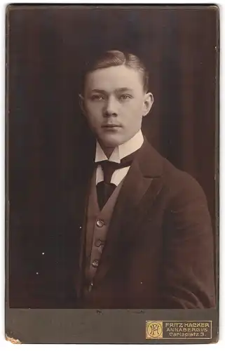 Fotografie Fritz Hacker, Annaberg i /S., Carlsplatz 3, Portrait junger Herr im Anzug mit Krawatte