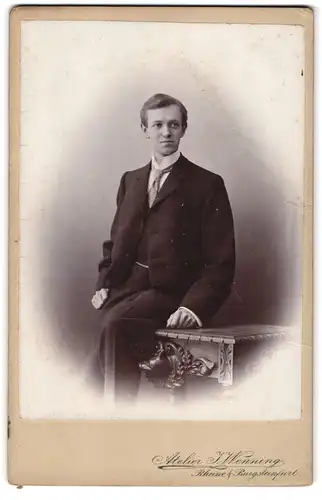 Fotografie J. Wenning, Rheine, Münsterstrasse 26, Portrait junger Herr im Anzug mit Krawatte