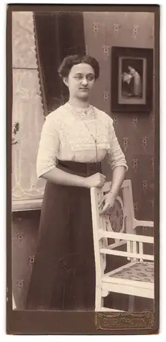 Fotografie Otto Martin, Dresden-Löbtau, Reisewitzerstrasse 18, Portrait junge Dame in weisser Bluse und Rock