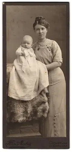 Fotografie Herm. Moebes, Cönnern a. Saale, Portrait junge Dame im Kleid mit einem Baby