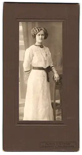 Fotografie Alwin Dietrich, Glauchau, Portrait junge Dame im weissen Kleid