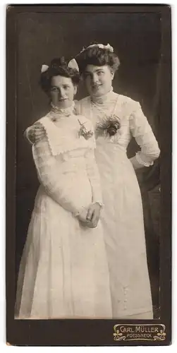 Fotografie Carl Müller, Poessneck, Portrait zwei junge Damen in weissen Kleidern