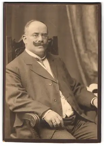 Fotografie August Adler Nachf., Dresden, Victoriastrasse 22, Portrait beleibter Herr mit Brille und Moustache