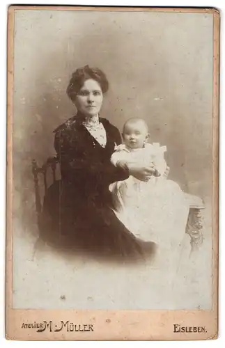 Fotografie M. Müller, Eisleben, Bahnhofstrasse 23, Portrait bürgerliche Dame mit Kleinkind im Arm