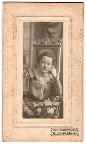 Fotografie Carl Spahn, Olbernhau i /S., Portrait junge Dame im Kleid mit Blumen