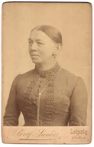 Fotografie Adolf Sander, Leipzig, Löhrstrasse 4, Portrait ältere Dame im Kleid mit Kragenbrosche