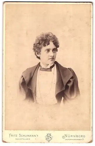 Fotografie Fritz Schumann`s Nachfolger, Nürnberg, Laufertorgraben 21, Portrait junge Dame in modischer Kleidung